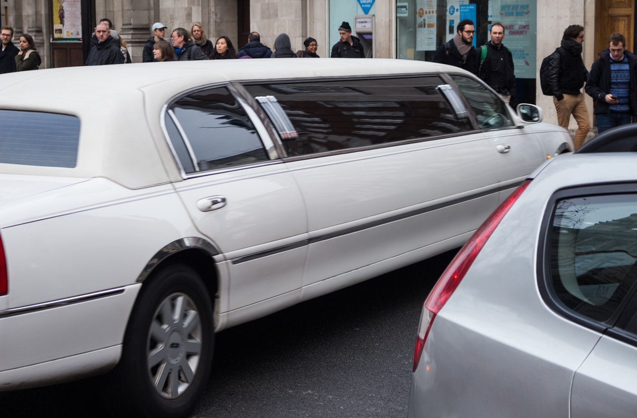 Parkerad vit limousine